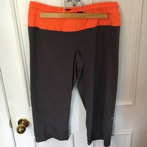 Light weight Lulu clam diggers